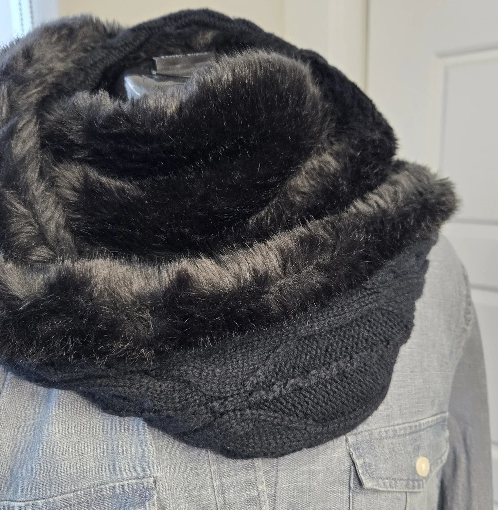 JUICY COUTURE BLACK FAUX FUR INFINITY SCARF CABLE KNIT INTERIOR WINTER WOMEN OS